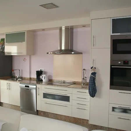 Beautifully Decorated Two Bedroom In The Heart Of Five Minutes Walk From Palais 409 *