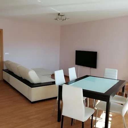 Beautifully Decorated Two Bedroom In The Heart Of Five Minutes Walk From Palais 409 *