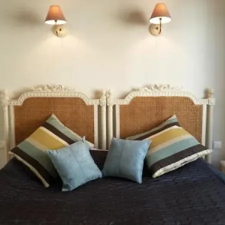 公寓 Beautifully Decorated Two Bedroom In The Heart Of Five Minutes Walk From Palais 409