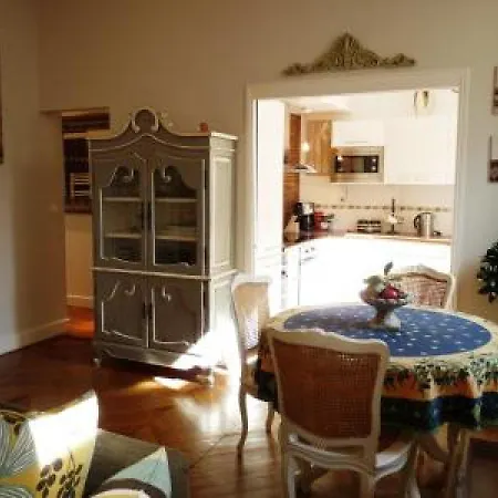 Beautifully Decorated Two Bedroom In The Heart Of Five Minutes Walk From Palais 409 *