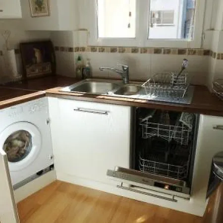 Beautifully Decorated Two Bedroom In The Heart Of Five Minutes Walk From Palais 409 戛纳