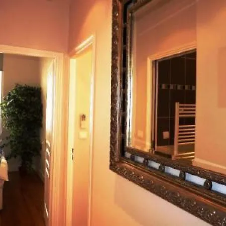 Beautifully Decorated Two Bedroom In The Heart Of Five Minutes Walk From Palais 409 公寓 *