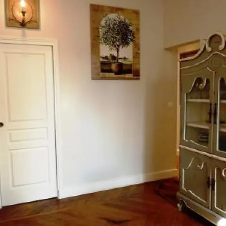 公寓 Beautifully Decorated Two Bedroom In The Heart Of Five Minutes Walk From Palais 409 *